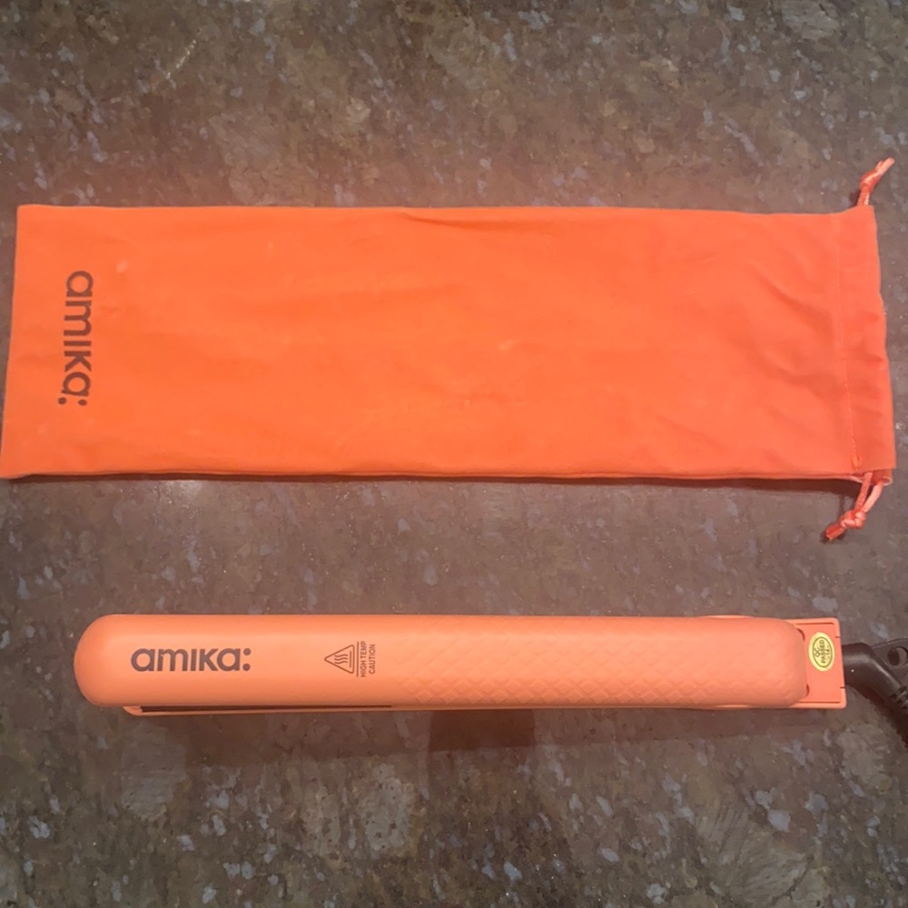 Amika 1 in Flat Iron